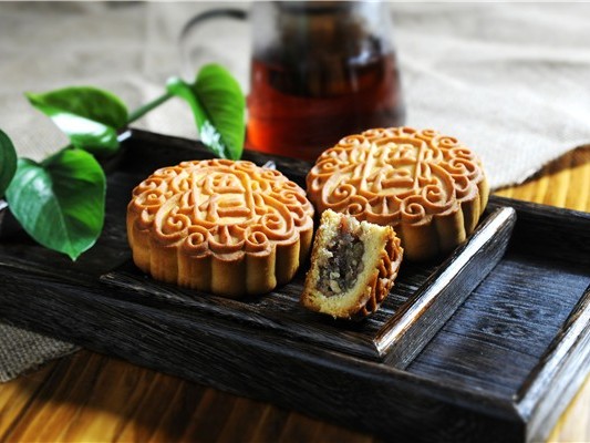 藍(lán)白食品月餅上市  丨 天上滿月，人間團(tuán)圓